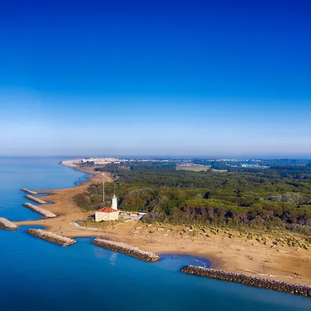 With Pool Access And Terrace Апартаменти